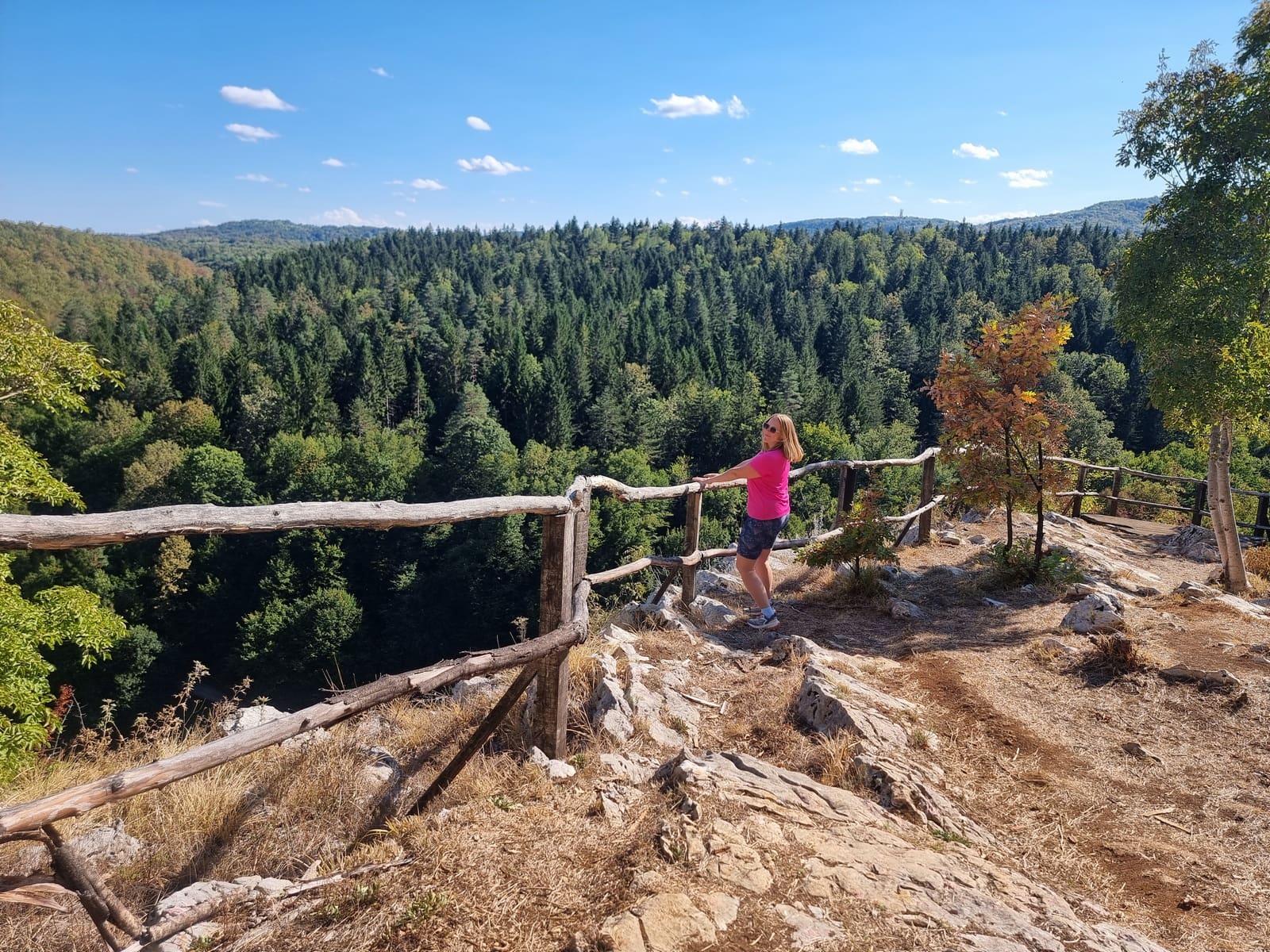 Fotografija: Nikolina u prirodi, s krajolikom Slunja/Korane u pozadini